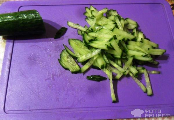 Салат из свежей капусты с огурцами и луком фото