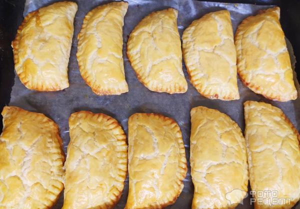 Пирожки с курицей и картофелем из быстрого слоеного теста фото
