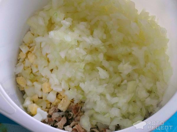 добавляем лук в салат