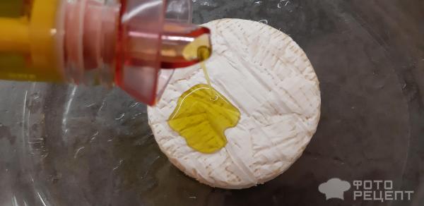 Запеченный сыр бри с кунжутом фото