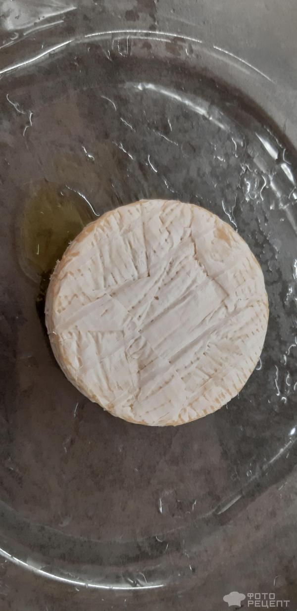 Запеченный сыр бри с кунжутом фото