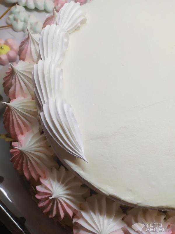 Торт бисквитный с топперами из безе фото