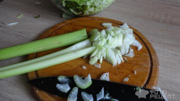 Салат овощной с кукурузой и сельдереем фото