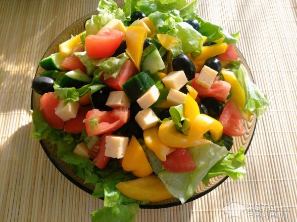 салат из овощей с сыром и маслинами