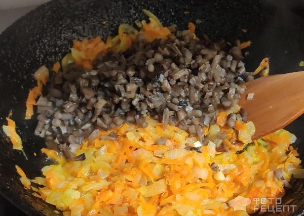 добавляем грибы в лук с морковью и обжариваем
