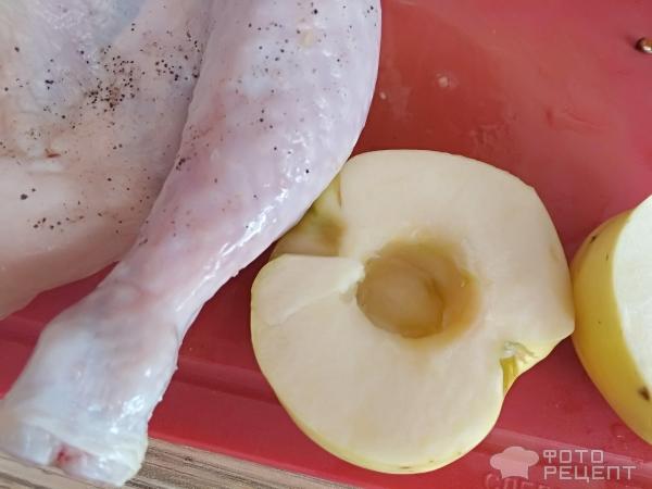 Запеченная курица с яблоками фото