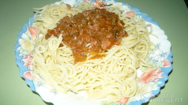 Спагетти под соусом болоньезе фото