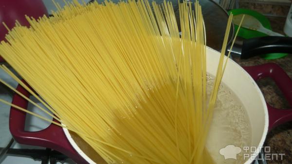 Спагетти под соусом болоньезе фото