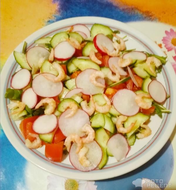 Весенний салат с креветками и рукколой фото