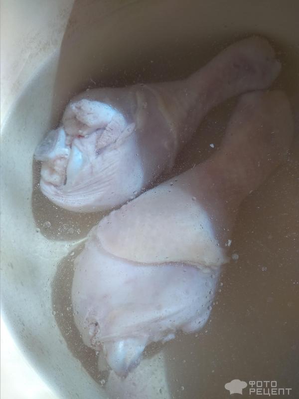 Легкий суп с макаронными ниточками и куриными голенями фото