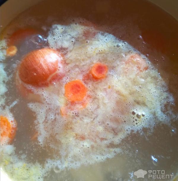Легкий суп с макаронными ниточками и куриными голенями фото