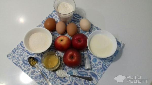 Подготовим все ингредиенты. Яблоки и яйца помоем. Натрем лимонную цедру на мелкой терке.