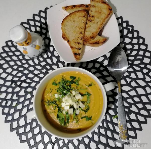 Суп-пюре из красной чечевицы с плавленым сыром и зеленью фото