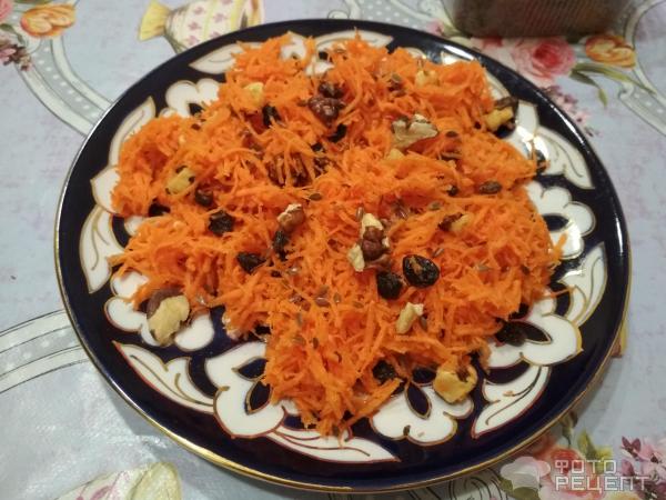 Слоеный салат с сырой морковью, свеклой, сыром и орехами