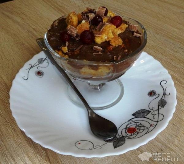 Десерт из шоколадного пудинга с бисквитом фото