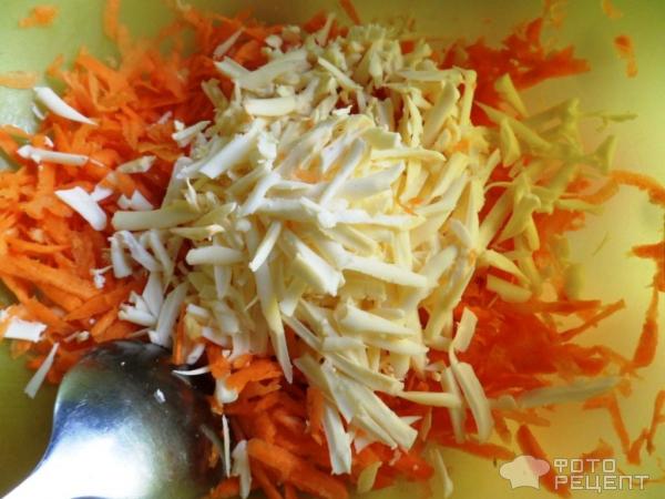 Салат из свежей моркови с плавленым сыром фото