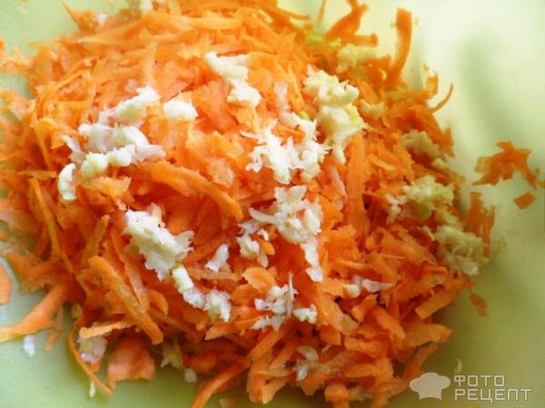 Салат из свежей моркови с плавленым сыром фото