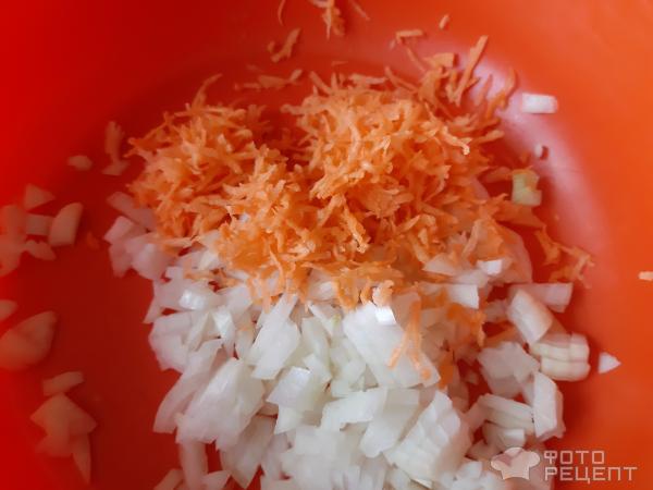 Мелко нарезаный лук и потертая на терке морковь