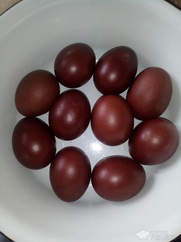 Крашеные яйца в луковой шелухе к Пасхе фото