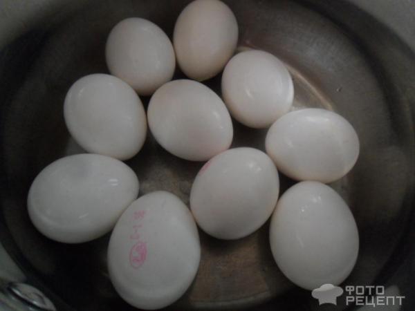 Окрашивание пасхальных яиц фото