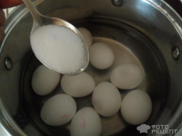Окрашивание пасхальных яиц фото