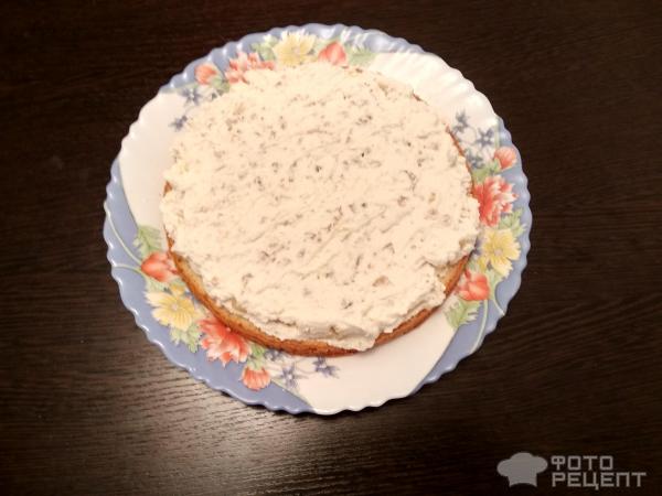 Бисквитный торт с ананасами, грецкими орехами и сливочным кремом фото