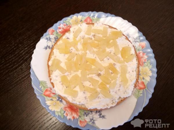 Бисквитный торт с ананасами, грецкими орехами и сливочным кремом фото
