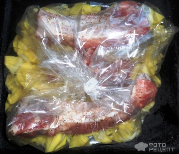 Свиные ребра с картофелем, запеченные в рукаве фото