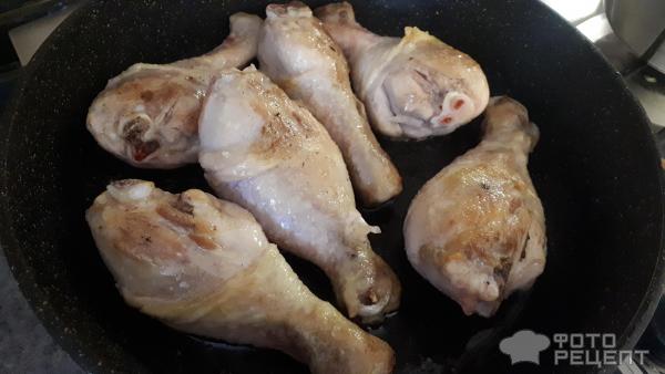 Курица в сливочно чесночном соусе с чесноком на сковороде