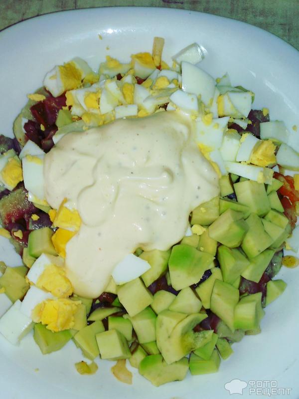 Салат из авокадо, селедки и яиц фото