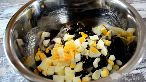 Салат из сельди с яйцом, черносливом и кукурузой фото