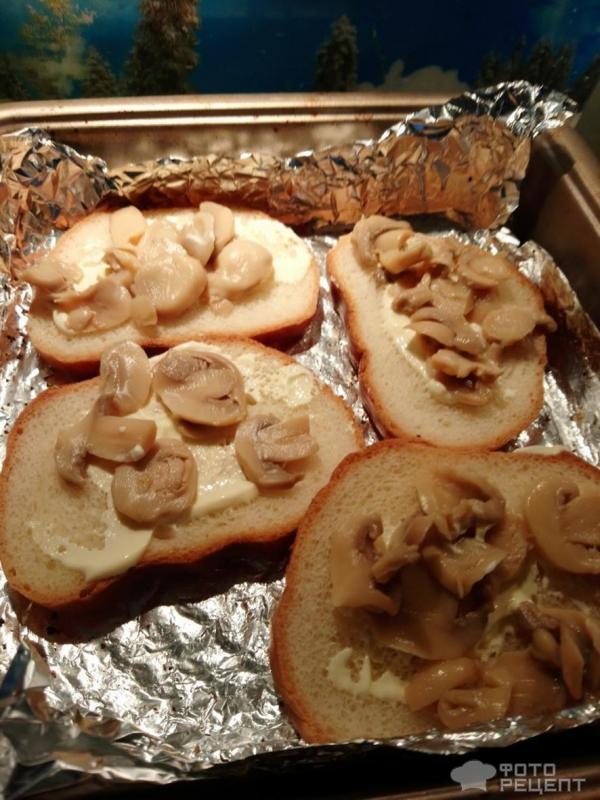 Горячие бутерброды с шампиньонами в духовке фото