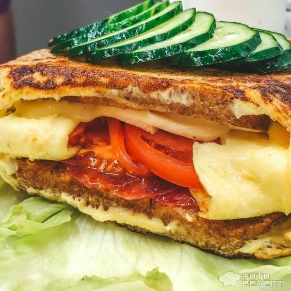 Омлет -сандвич с помидорами, сыром и сырокопченой колбасой фото