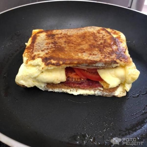 Омлет -сандвич с помидорами, сыром и сырокопченой колбасой фото