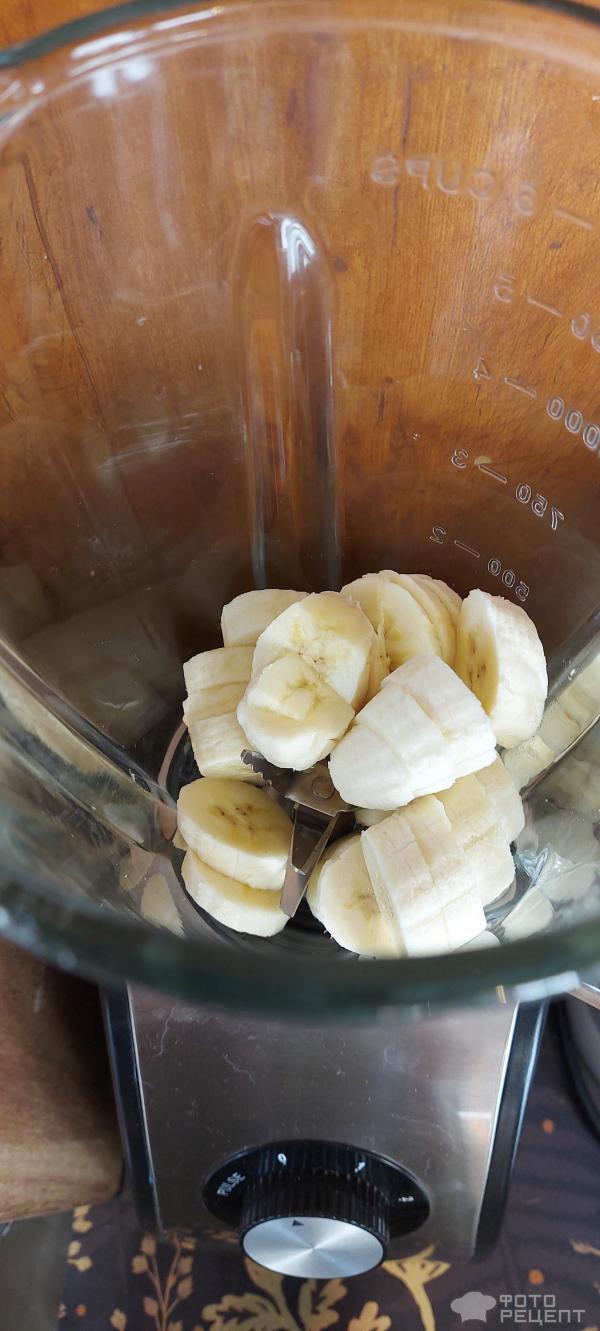 Молочный коктейль с бананами и мороженым фото