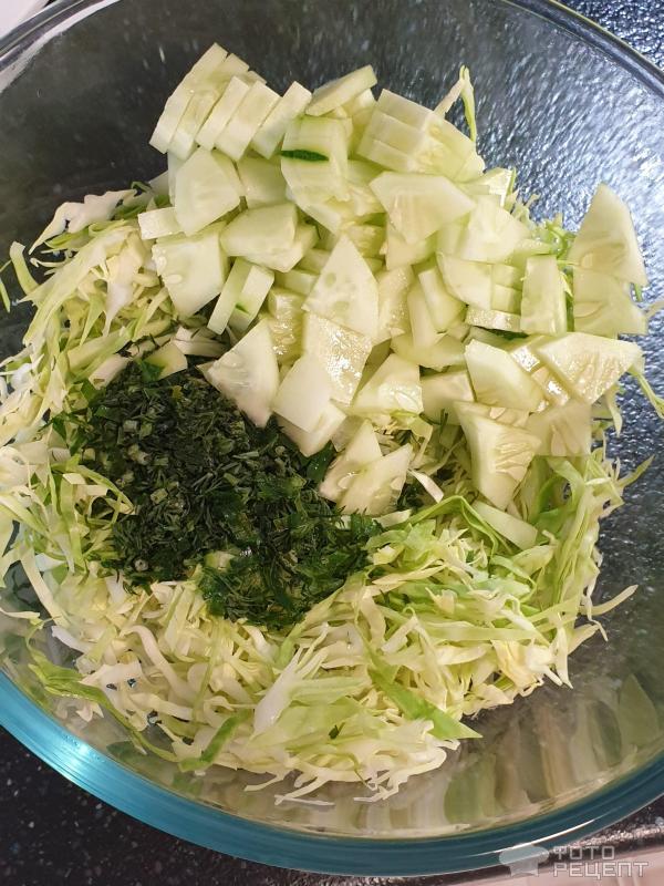 Салат из свежей капусты с огурцами фото