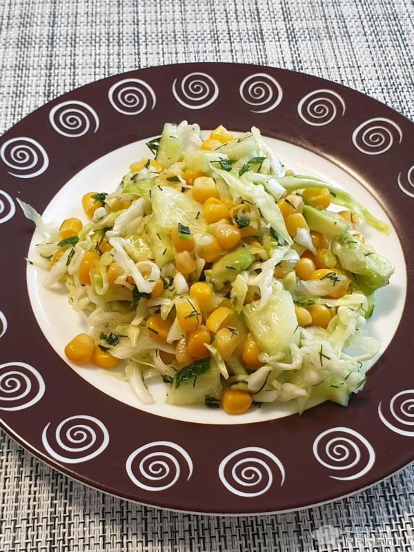 Салат из свежей капусты с огурцами фото
