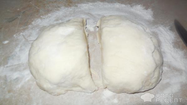 Пирог на сковороде с квашенной капустой и маслятами фото