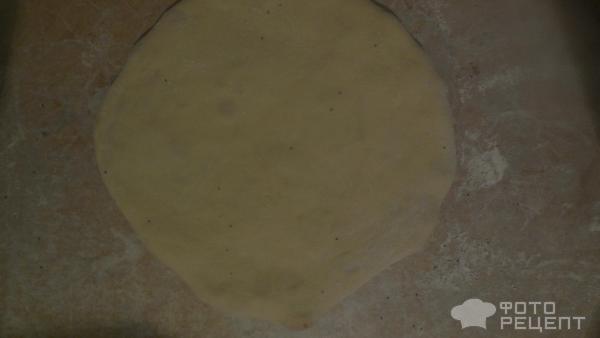 Пирог на сковороде с квашенной капустой и маслятами фото