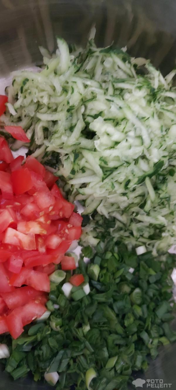 Салат из свежих овощей с тертым огурцом фото