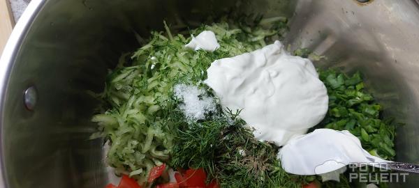 Салат из свежих овощей с тертым огурцом фото