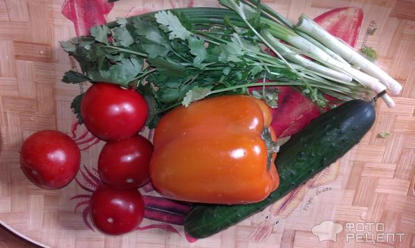 Салат из свежих овощей и свеклы фото