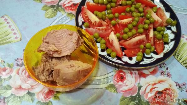 Салат с тунцом и свежими помидорами фото