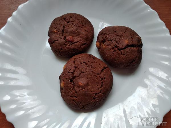 Шоколадное печенье с орехами фото