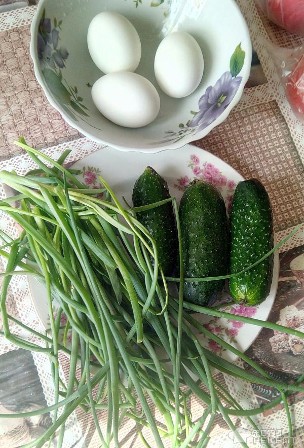 Салат из зелёного лука с яйцами и огурцом