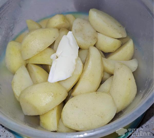 Картошка с укропом и маслом в контейнере в микроволновке