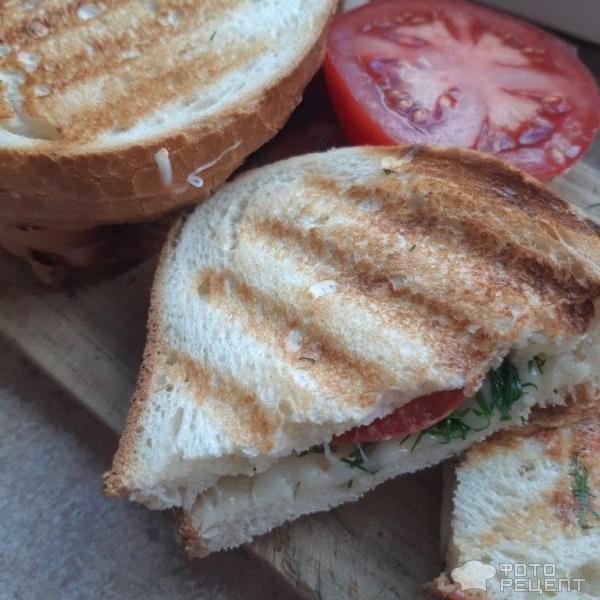 Горячие бутерброды . с помидором и сыром фото