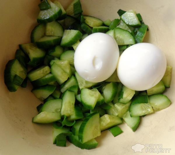 Салат из яйца и огурца с зеленым луком фото