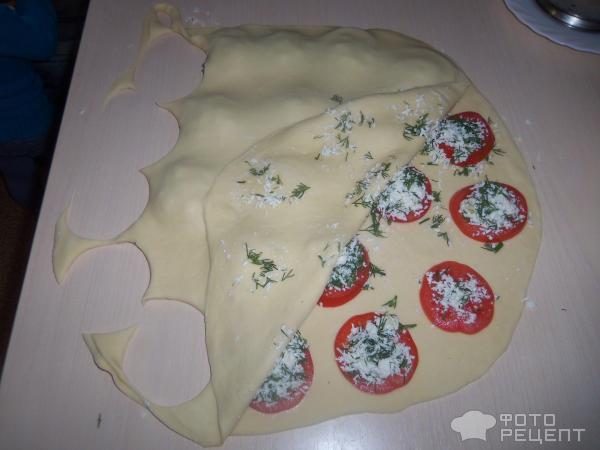 Пирожки с брынзой, помидором и чесноком фото