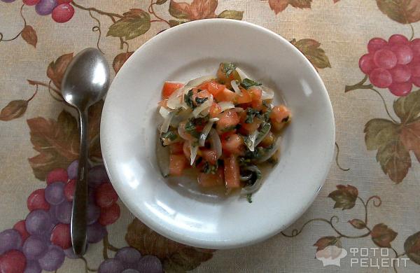Летний салат из помидоров с мятой и маринованным луком